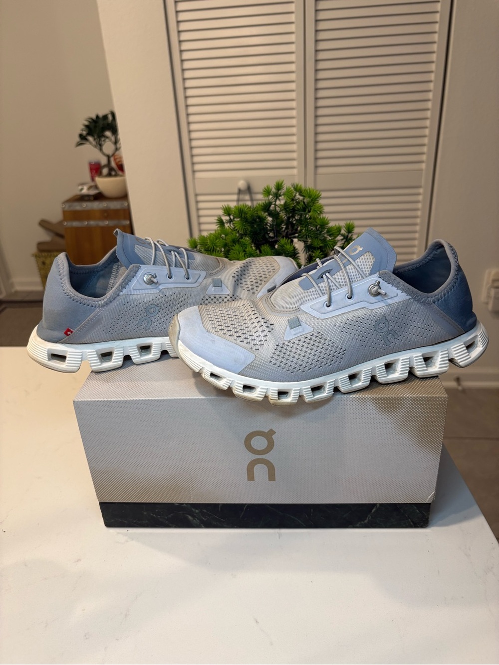 On Running Cloudflow Women’s size 9, Light Blue White Running Shoes